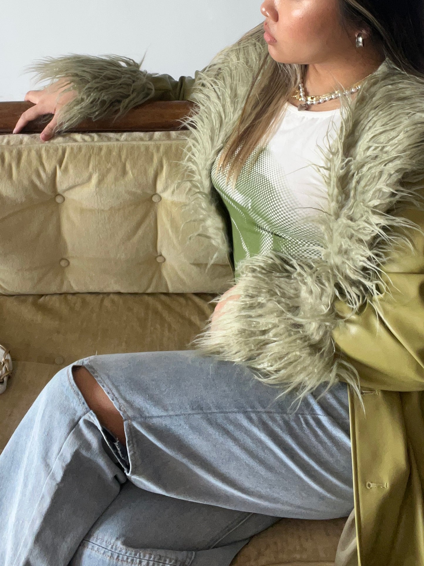 Cut out knee jeans
