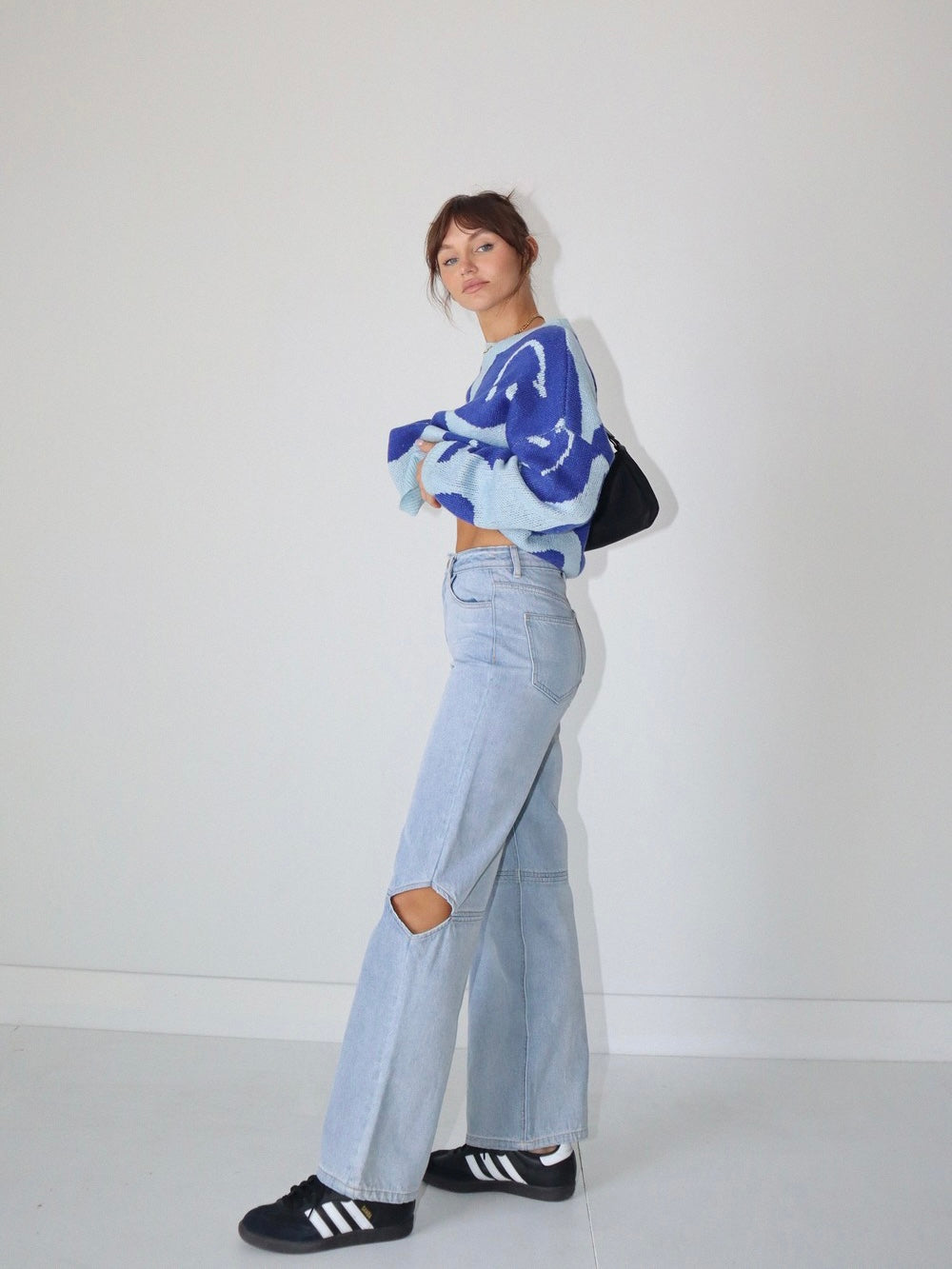 Cut out knee jeans