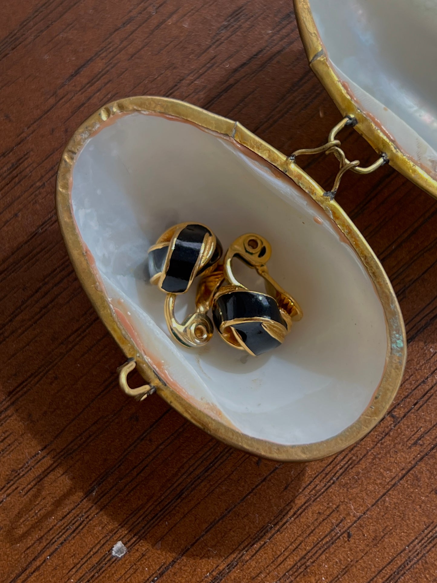 (Vintage) gold/black ear clip